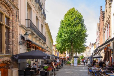 17 Temmuz 2025 'te Belçika' nın West Flanders kentindeki Tarihi Ortaçağ ve UNESCO Dünya Kültür Mirası 'ndaki açık kafeler