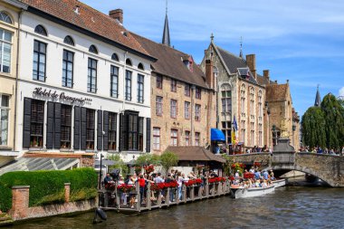 17 Temmuz 2025 'te Belçika' nın West Flanders kentindeki tarihi ortaçağ ve UNESCO Dünya Kültür Mirası alanlarını gezen turistler