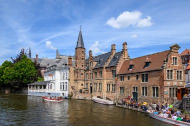 17 Temmuz 2025 'te Belçika' nın West Flanders kentindeki Tarihi Ortaçağ ve UNESCO Dünya Kültür Mirası sahasında turistik tekne turu