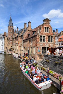 17 Temmuz 2025 'te Belçika' nın West Flanders kentindeki Tarihi Ortaçağ ve UNESCO Dünya Kültür Mirası sahasında turistik tekne turu