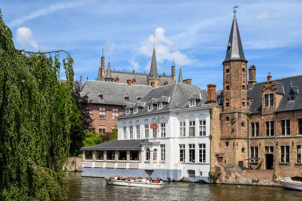 17 Temmuz 2025 'te Belçika' nın West Flanders kentindeki Tarihi Ortaçağ ve UNESCO Dünya Kültür Mirası sahasında turistik tekne turu