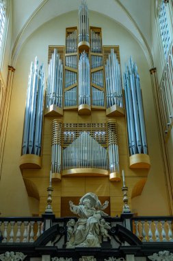 Belçika 'nın Bruges kentindeki Saint Salvator Katedrali' nin ana Roma Katolik Gotik Kilisesi 'nin Organı, 17 Temmuz 2025