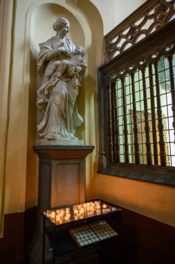 Belçika 'nın Bruges kentindeki Saint Salvator Katedrali ana Roma Katolik Gotik Kilisesi' nin içi 17 Temmuz 2025