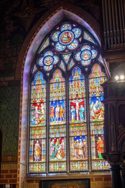 Kutsal Kan Bazilikası 'nda lekelenmiş cam pencereler, 17 Temmuz 2025' te Belçika 'nın Bruges şehrinde, Haçlılar tarafından Kutsal Topraklar' dan getirilen ve Arimathealı Yusuf tarafından toplanan İsa 'nın kanının bir kalıntısına ev sahipliği yapıyor.