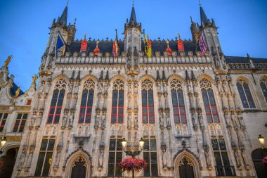 Bruges, West Flanders, Belçika 'daki Burg Meydanı' ndaki Tarihi Bruges Belediye Binası 'nın akşam manzarası 17 Temmuz 2025