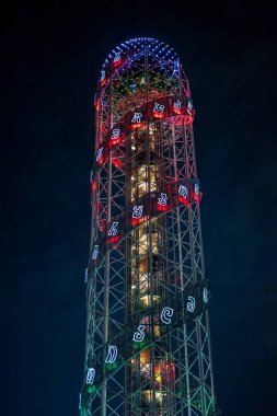 6 Ağustos 2025 'te Gürcistan' ın başkenti Batumi 'de 33 harf içeren 130 metre yüksekliğindeki alfabetik kule.