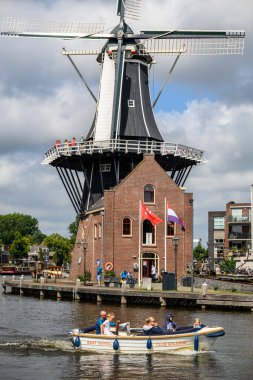 22 Temmuz 2025 'te Hollanda' nın Haarlem kentinin popüler simgesi olan Windmill De Adriaan
