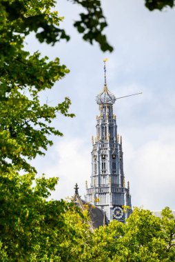 22 Temmuz 2025 'te Hollanda' nın Haarlem kentindeki Grote Markt meydanında yer alan Reformist Protestan Kilisesi, Saint Bavo Grote Kerk Kilisesi 'nin çan kulesi.