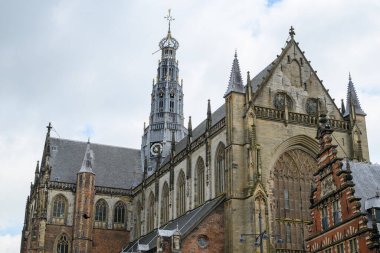 22 Temmuz 2025 'te Hollanda' nın Haarlem kentindeki Grote Markt meydanında yer alan Reformist Protestan Kilisesi, Saint Bavo Grote Kerk Kilisesi.