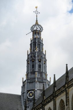 22 Temmuz 2025 'te Hollanda' nın Haarlem kentindeki Grote Markt meydanında yer alan Reformist Protestan Kilisesi, Saint Bavo Grote Kerk Kilisesi 'nin çan kulesi.