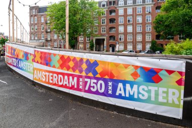 Hollanda 'da Amsterdam şehrinin 750. kuruluş yıldönümünü kutlayan renkli pankart 20 Temmuz 2025