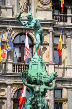 Antwerp, Belçika 'nın Grote Markt Meydanı' ndaki Belediye Binası önünde 19 Temmuz 2025 'te Brabo Fountain heykeli