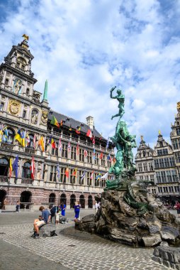 Antwerp, Belçika 'nın Grote Markt Meydanı' ndaki Belediye Binası önünde 19 Temmuz 2025 'te Brabo Fountain heykeli