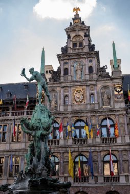 Brabo Çeşmesi heykeli 18 Temmuz 2025 'te Belçika' nın Antwerp kentindeki Grote Markt Meydanı 'nda belediye binasının önünde.