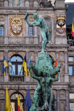 Brabo Çeşmesi heykeli 18 Temmuz 2025 'te Belçika' nın Antwerp kentindeki Grote Markt Meydanı 'nda belediye binasının önünde.