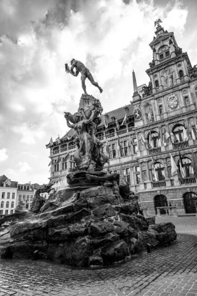 Brabo Çeşmesi heykeli 18 Temmuz 2025 'te Belçika' nın Antwerp kentindeki Grote Markt Meydanı 'nda belediye binasının önünde.