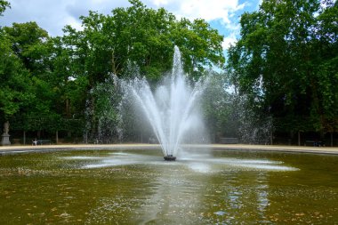Brüksel Parkı 'ndaki çeşme, Brüksel merkezindeki en büyük şehir parkı, Belçika 16 Temmuz 2025