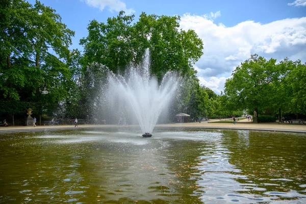 Brüksel Parkı 'ndaki çeşme, Brüksel merkezindeki en büyük şehir parkı, Belçika 16 Temmuz 2025
