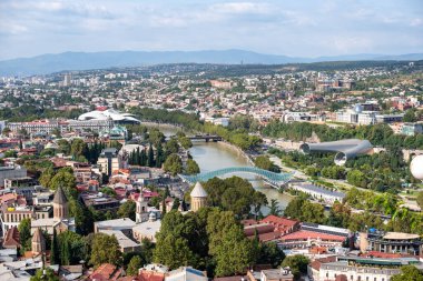9 Eylül 2025 'te Gürcistan' ın başkenti Tiflis 'in hava panoramik şehir manzarası