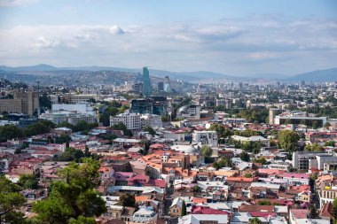 9 Eylül 2025 'te Gürcistan' ın başkenti Tiflis 'in hava panoramik şehir manzarası