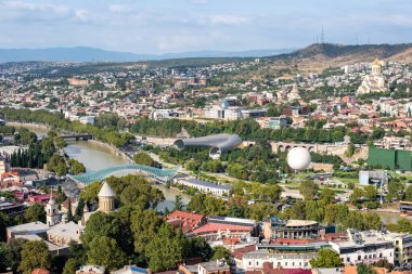 9 Eylül 2025 'te Gürcistan' ın başkenti Tiflis 'in hava panoramik şehir manzarası