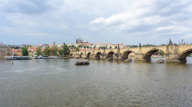 3 Temmuz 2025 'te Çek Cumhuriyeti' nin tarihi Prag kentinde Vltava Nehri üzerindeki Charles Köprüsü