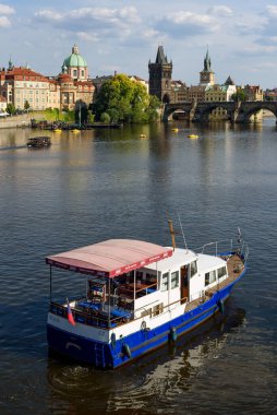 Çek Cumhuriyeti 'nin başkenti Prag' daki Vltava nehri üzerinde 5 Temmuz 2025 'te turistik tekne gezisi