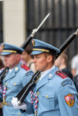Prag Şatosu 8 Temmuz 2024 tarihinde Çek Cumhuriyeti 'nin Prag, Çek Cumhuriyeti cumhurbaşkanını korumakla görevli askeri birliği korumaktadır.