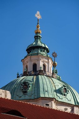 5 Mart 2025 'te Çek Cumhuriyeti Prag' ın Mala Strana ilçesindeki Barok Katolik Kilisesi 'nin kubbesi