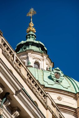 5 Mart 2025 'te Çek Cumhuriyeti Prag' ın Mala Strana ilçesindeki Barok Katolik Kilisesi 'nin kubbesi