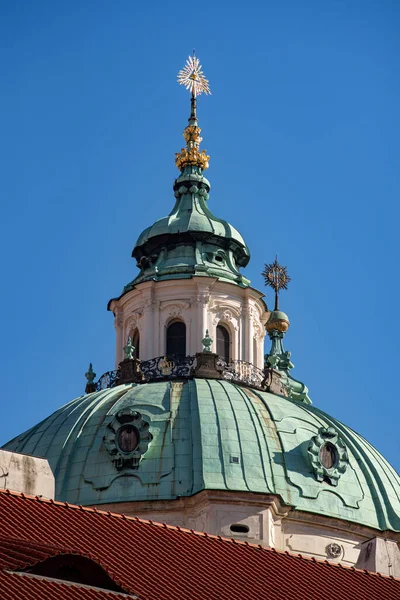 5 Mart 2025 'te Çek Cumhuriyeti Prag' ın Mala Strana ilçesindeki Barok Katolik Kilisesi 'nin kubbesi