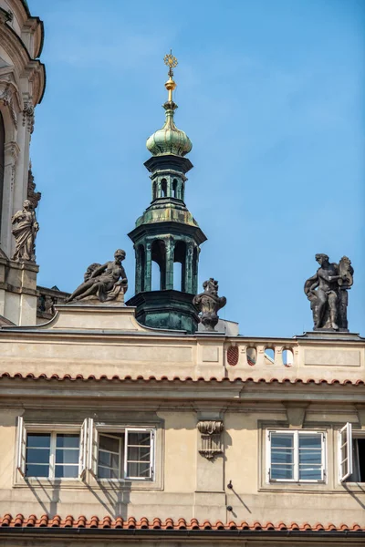 3 Eylül 2024 'te Çek Cumhuriyeti Prag' ın Mala Strana ilçesindeki Barok Katolik Kilisesi 'nin çatı detayları