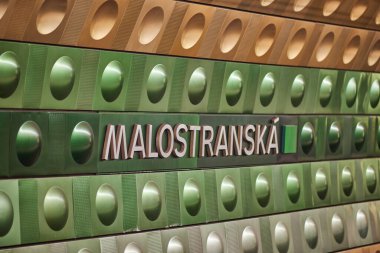 Çek Cumhuriyeti 'nin başkenti Prag' da 15 Ocak 2024 tarihinde modern renkli alüminyum panellerle donatılmış Malostranska metro istasyonu