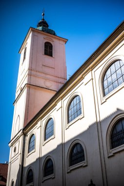 21 Mart 2025 'te Çek Cumhuriyeti' nin Prag kentindeki org konserleriyle ünlü St. James Bazilikası 'nın dışı.