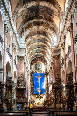 21 Mart 2025 'te Çek Cumhuriyeti' nin Prag kentindeki org konserleriyle ünlü St. James Bazilikası 'nın zengin dekore edilmiş iç mimarisi.