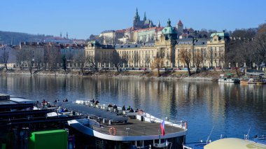 Çek Cumhuriyeti 'nin başkenti Prag' daki Vltava nehri üzerinde 5 Mart 2025 'te turistler için tekne gezisi, popüler bir gezi biçimi.