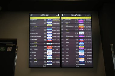 Hareket kurulu, Sırbistan 'ın başkenti Belgrad' daki Nikola Tesla Havalimanı 'nda 8 Ocak 2024 tarihli uçuş bilgileri, varış yerleri ve havayollarını gösteriyor.