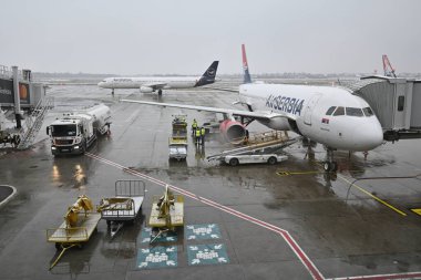 Sırbistan 'ın başkenti Belgrad' daki Nikola Tesla Havaalanı pistinde 8 Ocak 2024 tarihinde uçaklar