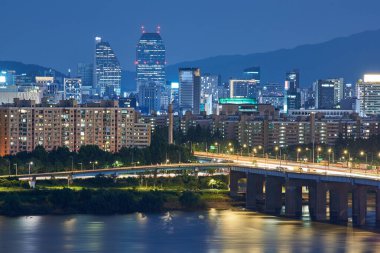 20 Ağustos 2022 'de Güney Kore' nin başkenti Han Nehri ve Seul 'ün panoramik şehir manzarası.