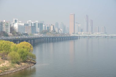 1 Nisan 2023 'te Güney Kore' nin başkenti Seul 'ün etrafını kaplayan duman ve sarı toz bulutu