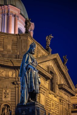 Çek Cumhuriyeti 'nin Prag kentindeki Charles köprüsü yakınlarındaki Krizovnicke Meydanı' nda 11 Temmuz 2024 tarihinde Kutsal Roma İmparatoru IV. Charles 'ın heykeli