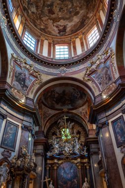 9 Temmuz 2024 'te Çek Cumhuriyeti' nin Prag kentindeki Charles Köprüsü yakınlarındaki Krizovnicke Meydanı 'nda bulunan Assisi St. Francis Seraph Kilisesi' nin içinde.