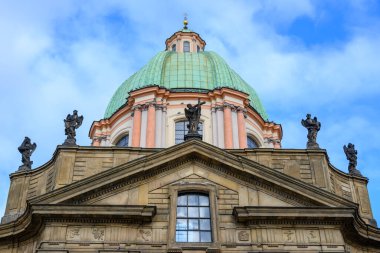 13 Ocak 2025 'te Çek Cumhuriyeti' nin Prag kentindeki Charles köprüsü yakınlarındaki Krizovnicke Meydanı 'nda Assisi Aziz Francis Seraph Kilisesi