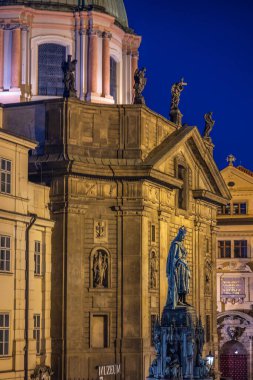 11 Temmuz 2024 'te Çek Cumhuriyeti' nin Prag kentindeki Charles Köprüsü yakınlarındaki Krizovnicke Meydanı 'nda Kutsal Roma İmparatoru IV. Charles ve Aziz Francis Seraph Kilisesi' nin heykeli