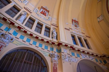 Prag Ana Tren İstasyonu (Praha Hlavni Nadrazi), Çek Cumhuriyeti 'nin Prag kentindeki en işlek demiryolu merkezi.