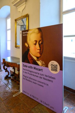 10 Temmuz 2025 'te Avusturya' nın Salzburg kentindeki DomQuartier Salzburg Müzesinde Mozart konserlerinin reklam afişi
