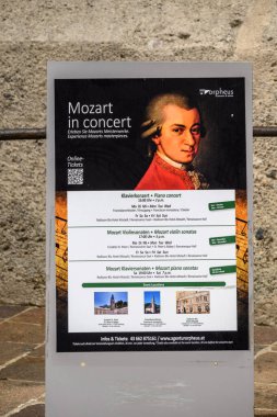11 Temmuz 2025 'te Avusturya' nın Salzburg kentindeki Mozart konserlerinin reklam afişi.