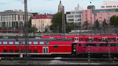 Münih Hauptbahnhof Merkez Tren İstasyonu 'ndaki trenler, Almanya' nın Münih kentindeki ana tren istasyonu, 13 Temmuz 2025