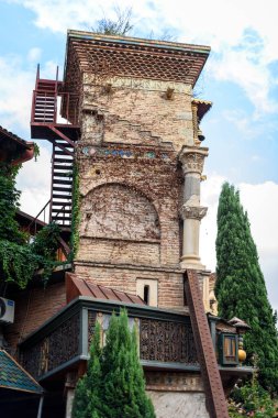 Gabriadze eğik saat kulesi, 22 Ağustos 2025 'te Eski Şehir Tiflis, Gürcistan' daki en ikonik turistik yerlerden biri.