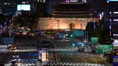 7 Ekim 2021 'de Güney Kore' nin merkezindeki Sungnyemun Namdaemun kapısındaki trafiğin gece görüntüsü